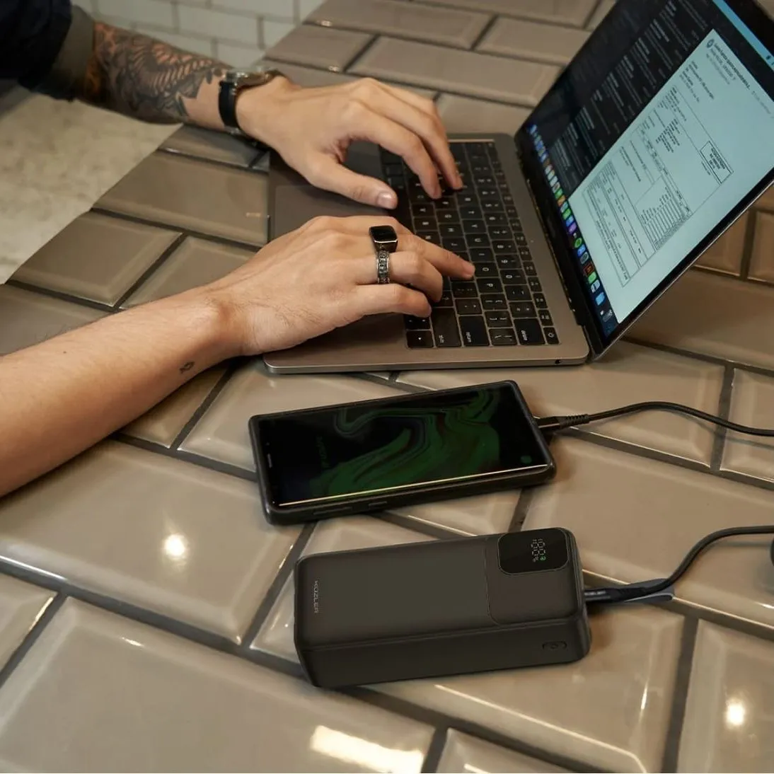 Power Bank 30000mAh Kuzler Cargador Portátil Súper Rápido 22W con Cables Integrados